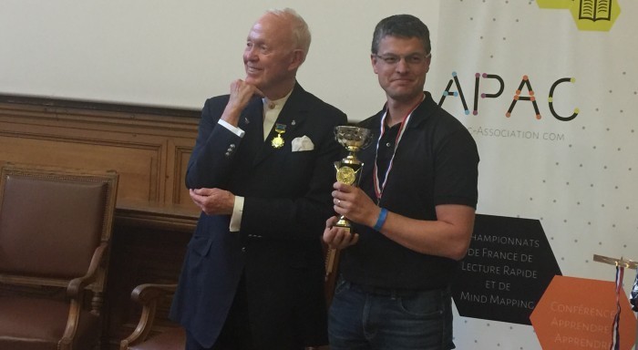 Tony Buzan remet le 1er titre de Champion  de France de Mind Mapping à Cyril Maitre